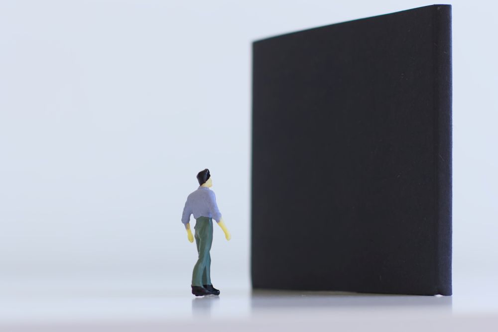 「実績ゼロ」の壁に直面したイメージ