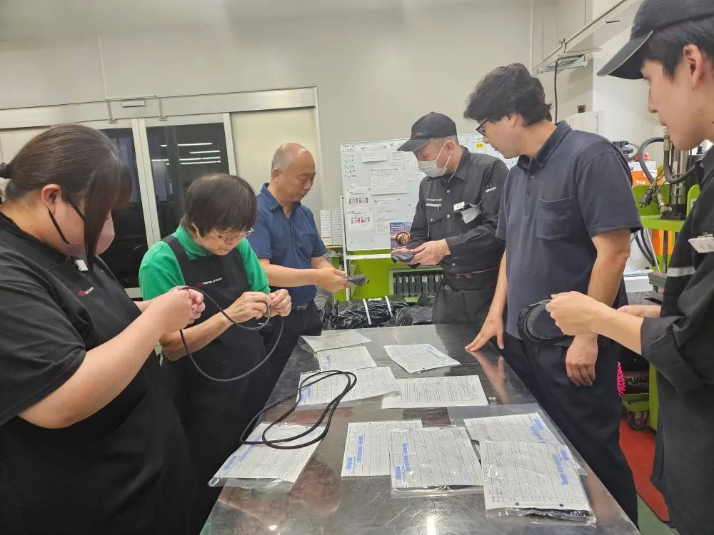 技術部門と製造現場が一丸となって取り組む様子